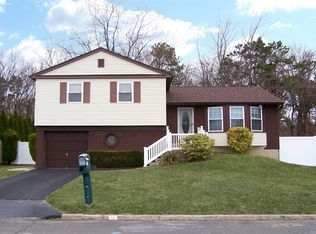 75 Joanne Dr, Holbrook, NY 11741