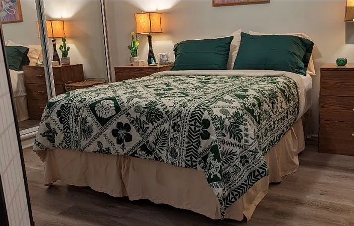 Queen size bed with closet to the left, large mirrored sliding doors & a built-in dresser. Several sets of bedding.