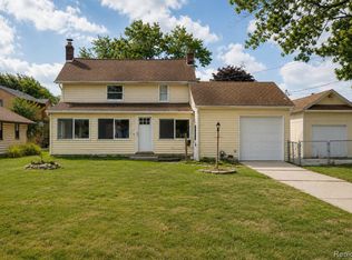 22464 Beach St, Saint Clair Shores, MI 48081