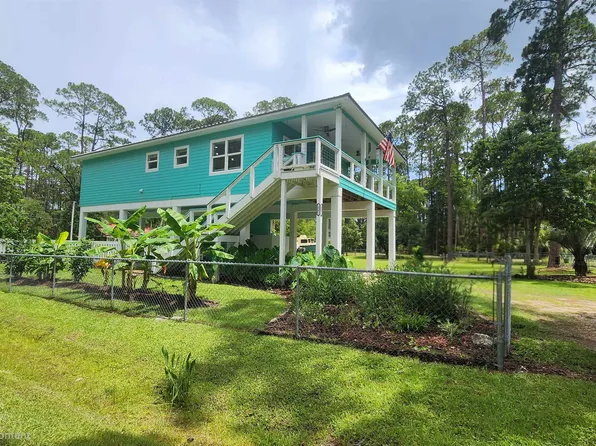 27 Chickasaw St, Panacea, FL 32346
