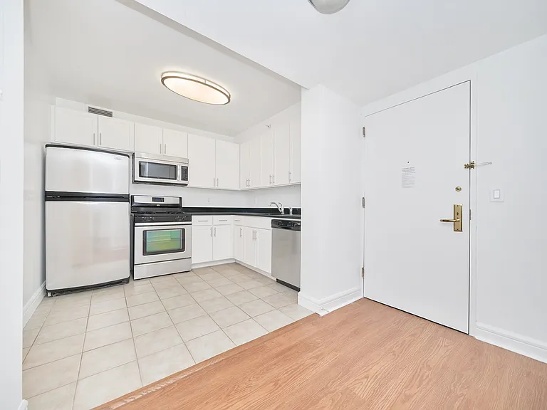 160 Riverside Blvd #12F — Photo 7