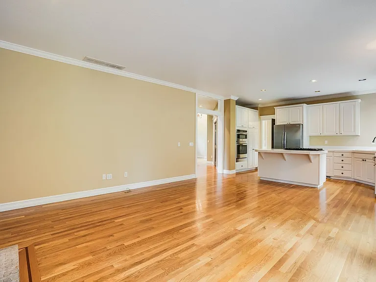 9990 NW Ash St — Photo 5