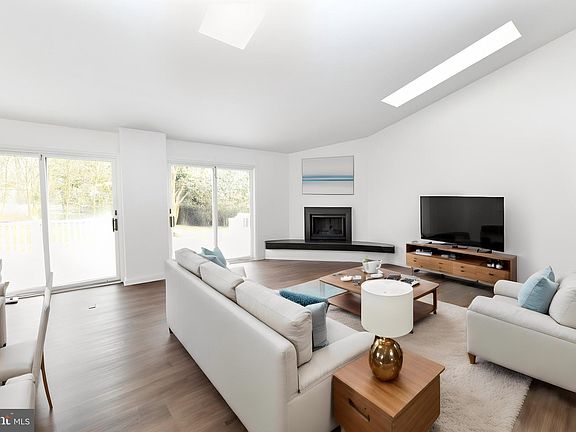 3rd image of 1110 White Sands Dr