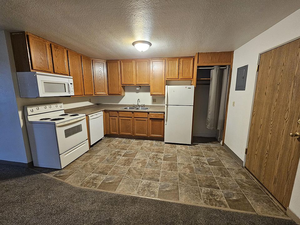2nd image of 902 Oak St N #1