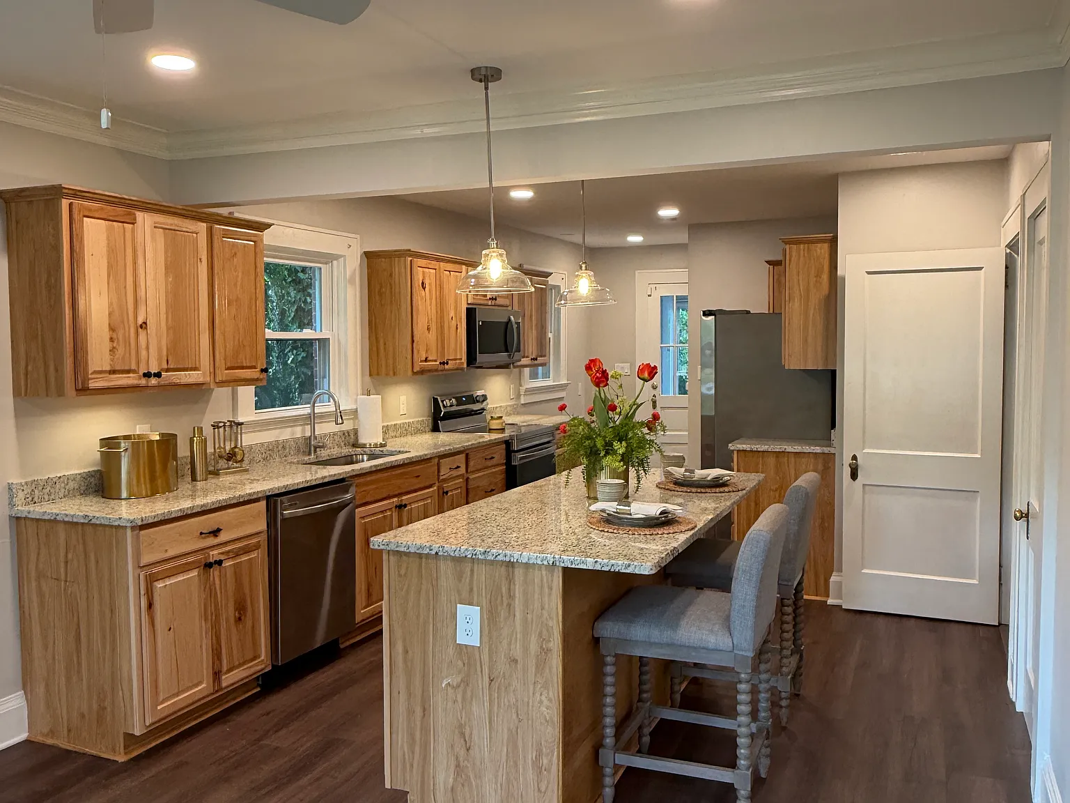 3 bed, 2010 sqft, $2,200 — Photo 1