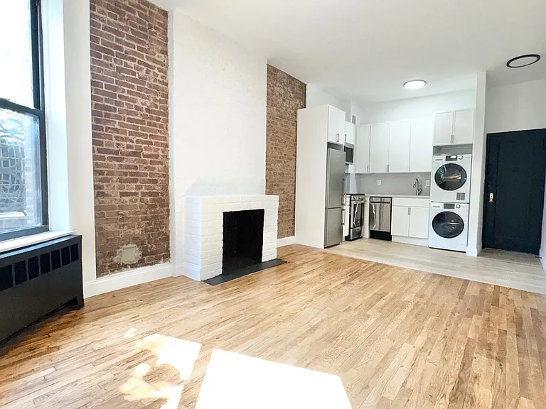 213 E 11th St #1B — Photo 6
