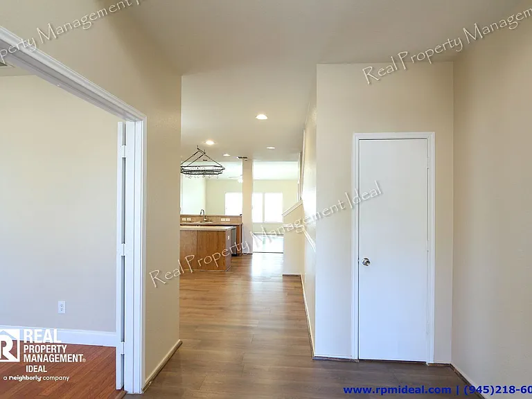 1910 Pin Oak Ln — Photo 3