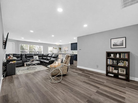 4th image of 832 Flagstone Dr