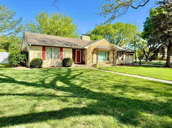 2 Whitmore Rd, Hutchinson, KS 67502