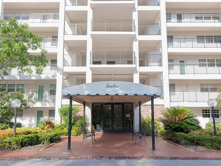 3250 N Palm Aire Dr #202 — Photo 25