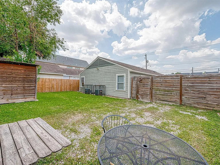 915 Adele St — Photo 20