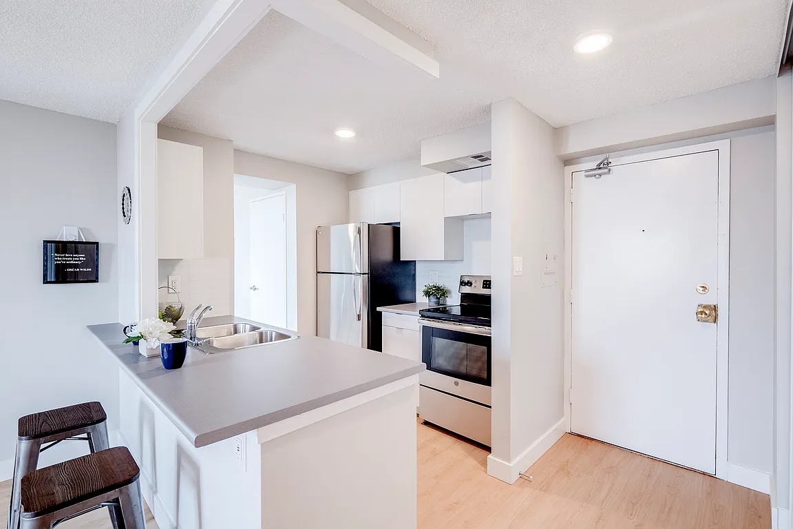 2285 The Collegeway — Photo 1