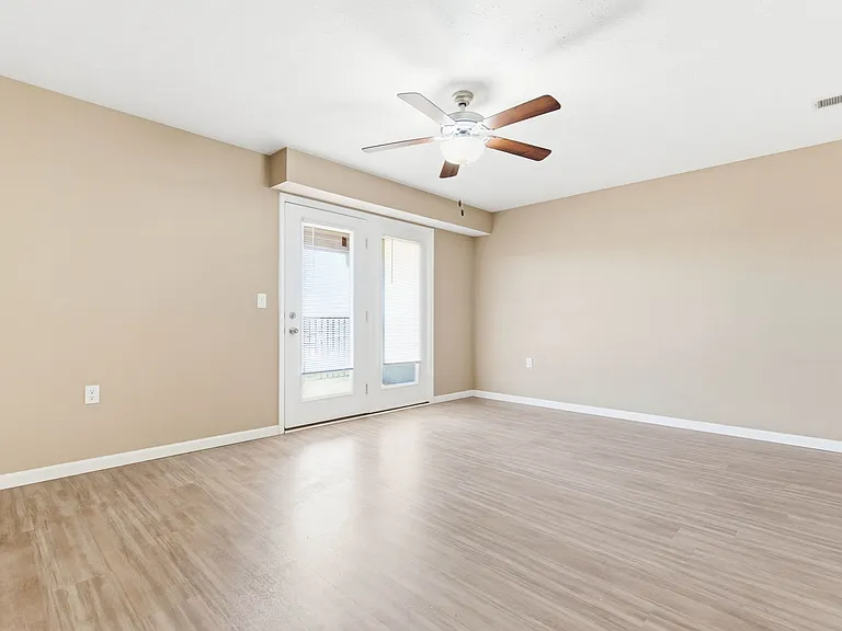 Greenbrier Apartments — Photo 120