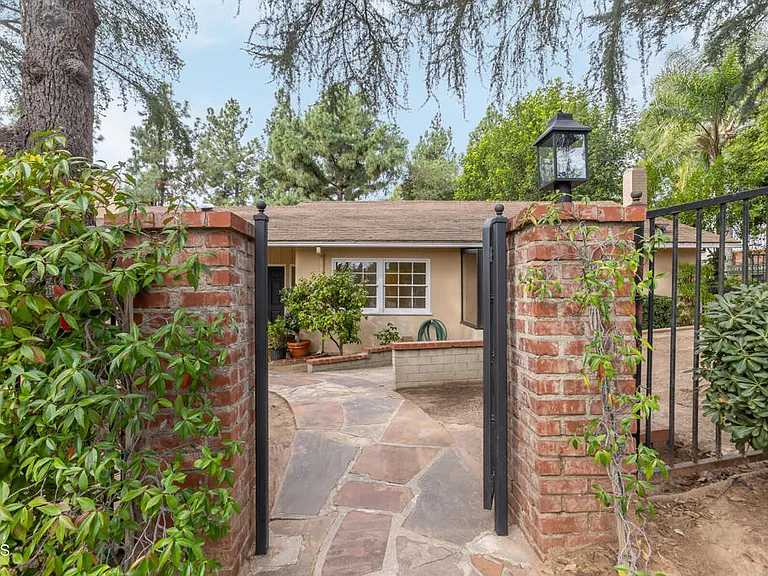 5209 Alta Canyada Rd — Photo 2