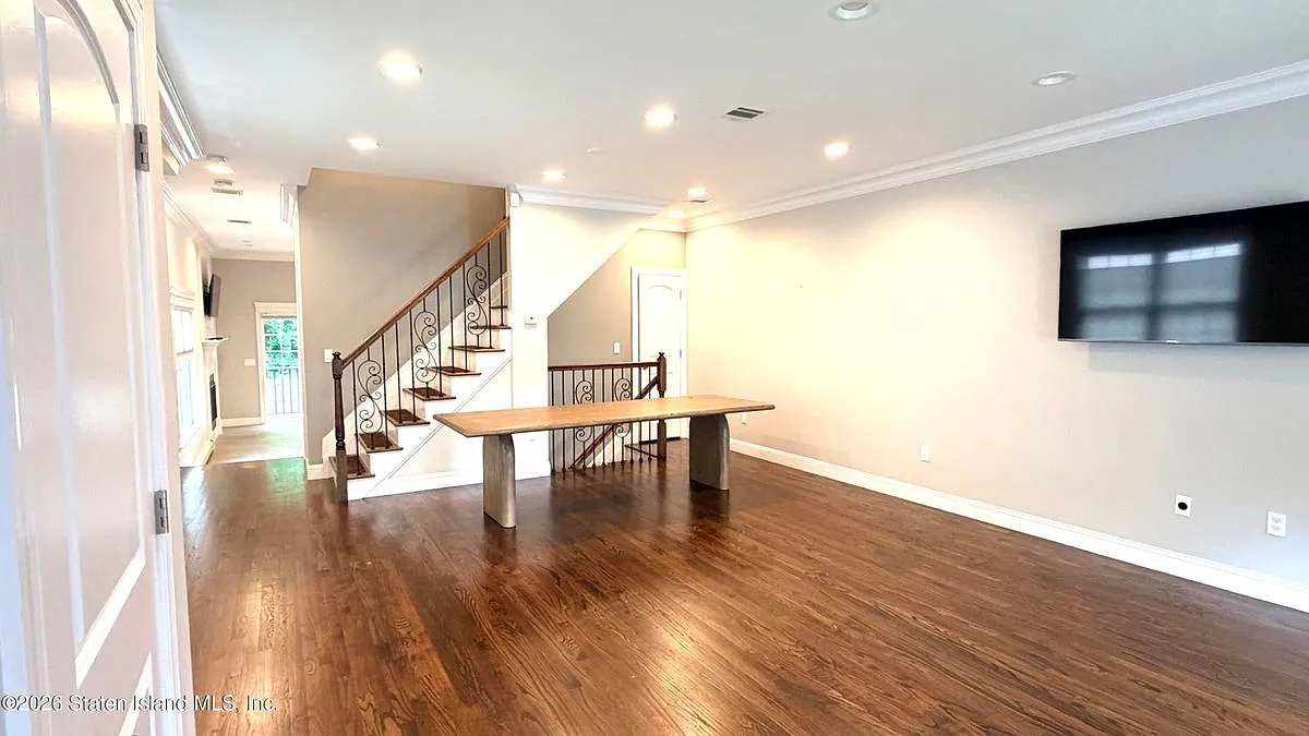 3 bed, 3.0 bath, 2474 sqft, $4,000 — Photo 3