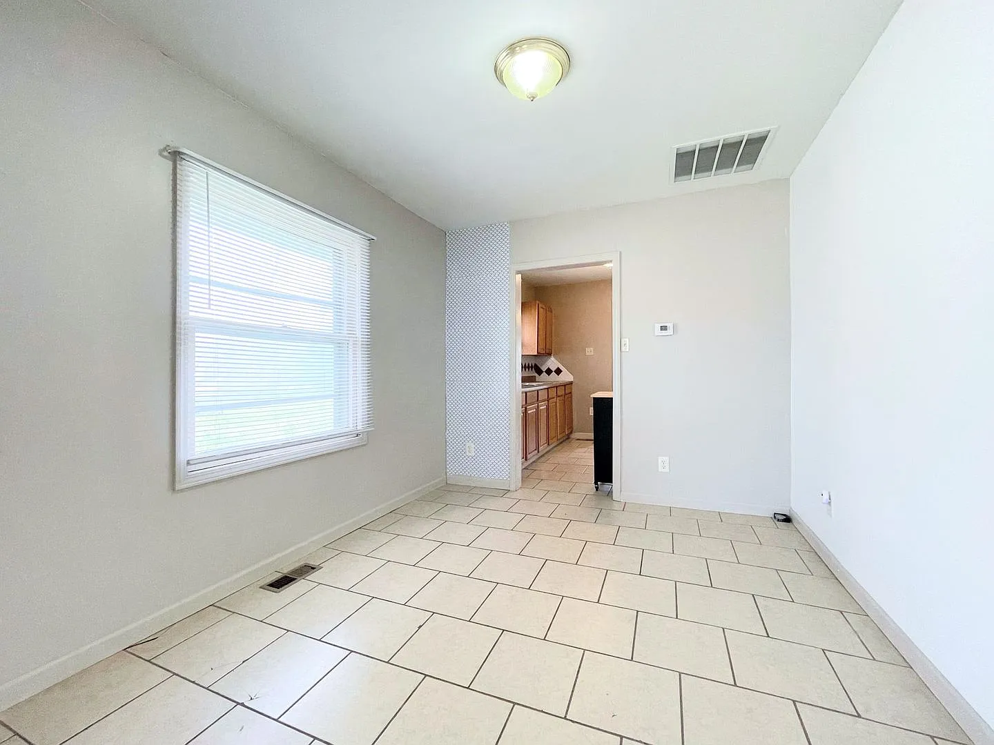 2-Bedroom, 1-Bathroom Home Near College — Photo 4