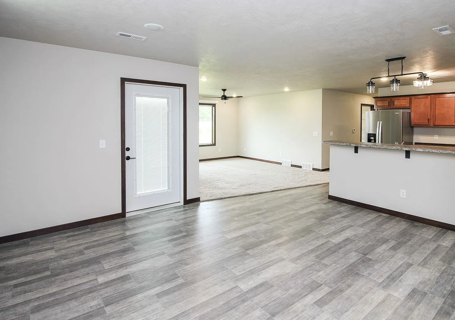 Newer 3 bed 2 bath in Tea Special rate $1775 with a 13 month lease — Photo 3