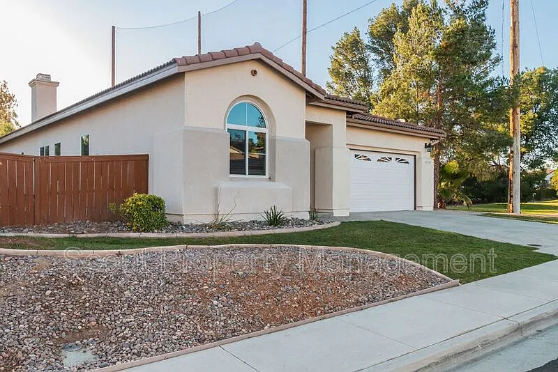 3 bed, 2.0 bath, 2024 sqft, $3,095 — Photo 2