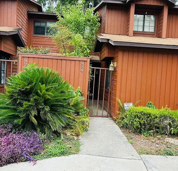 924 SW 55th Ter — Photo 1