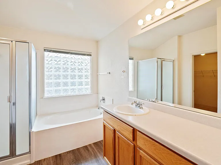 570 Hogan — Photo 24