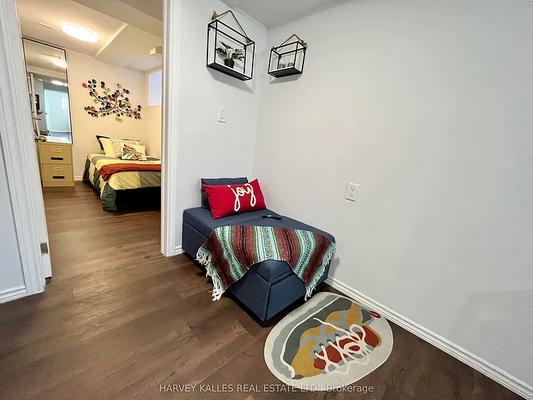 26 Leyton Ave #LOWER — Photo 9