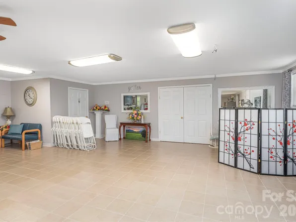 702 Love Joy Rd, Canton, NC 28716
