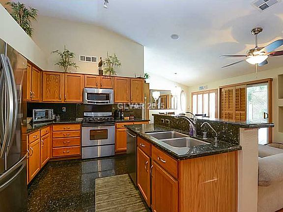 4th image of 1074 Thornfield Ln