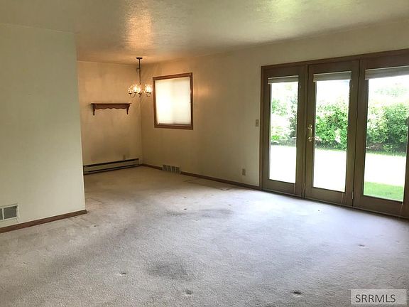 4th image of 1070 Syringa Dr