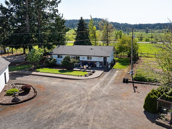 3rd image of 33455 Howe Ln