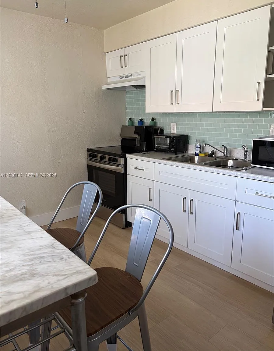 Hollywood South Side Add — Photo 1