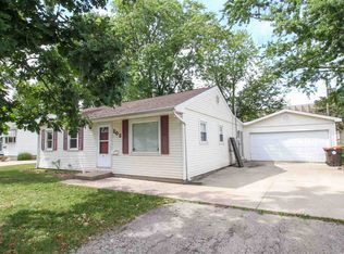 202 Welch Dr, Lincoln, IL 62656