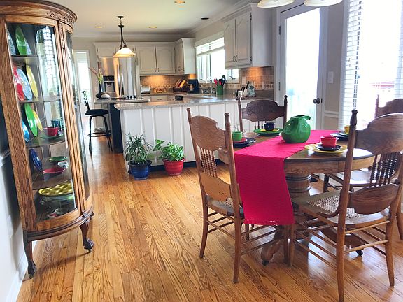 Open concept kitchen/dining