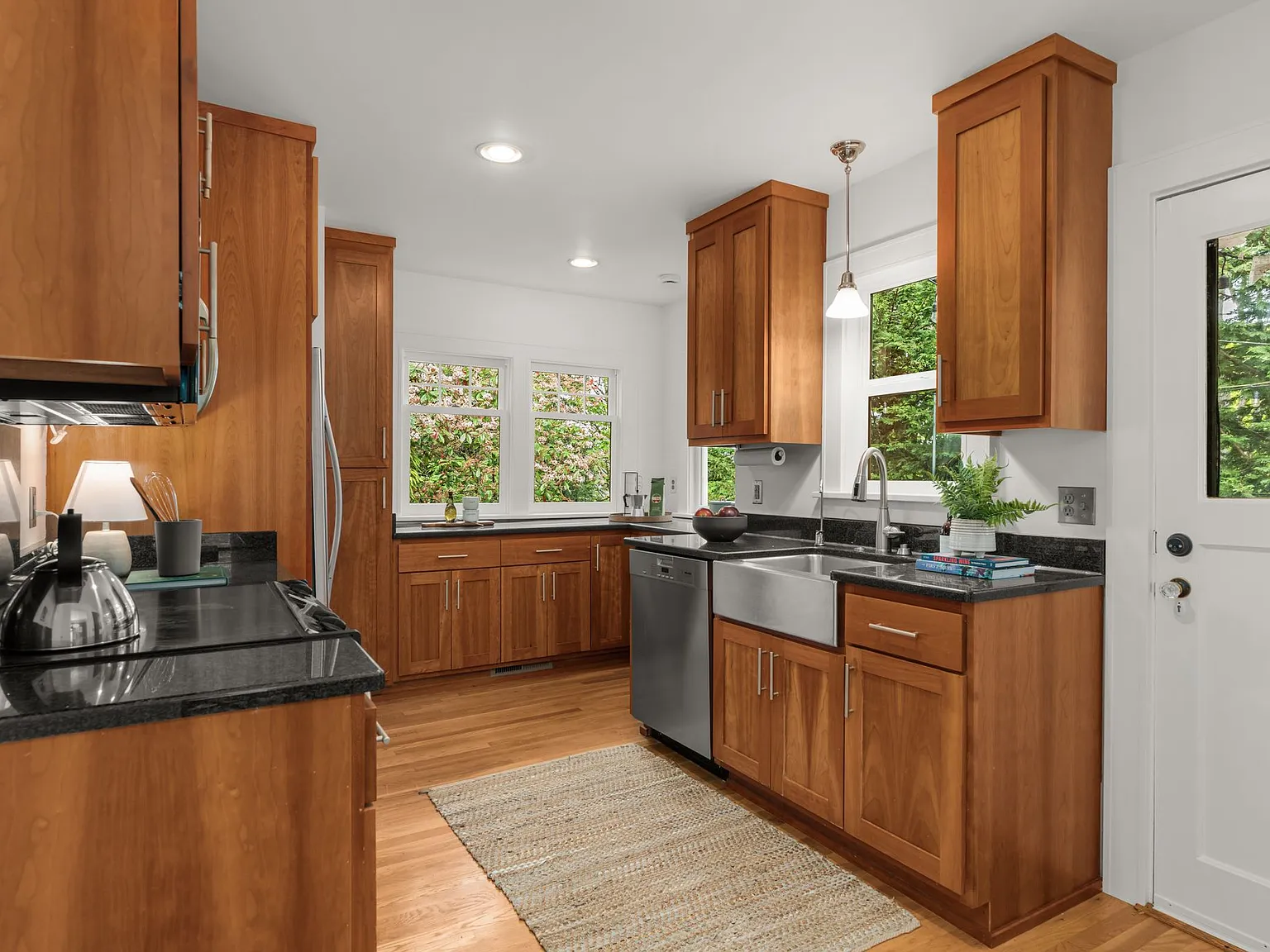 2 bed, 1200 sqft, $4,200 — Photo 4