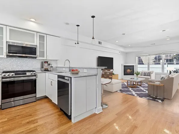 35 Middle St #4, Boston, MA 02127