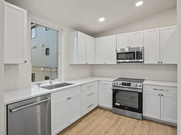 4020 5th Ave NE — Photo 1