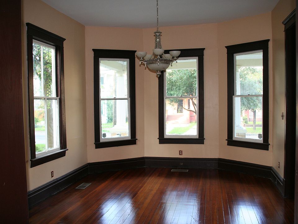 2nd image of 826 E Henry St