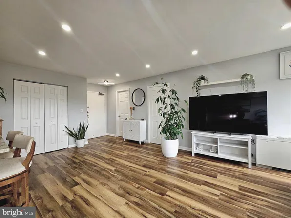 6641 Wakefield Dr APT 712, Alexandria, VA 22307