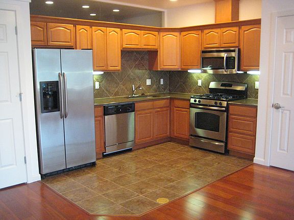 2nd image of 1510 SE 44th Ave #405