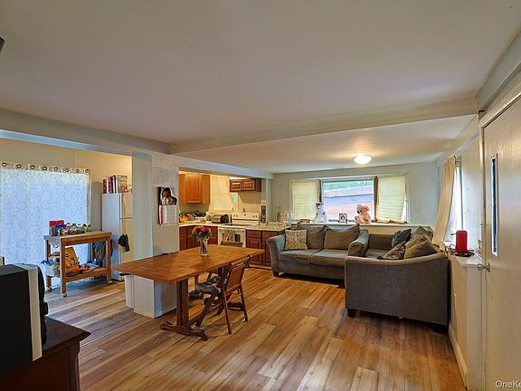 5th image of 181 Oakridge Road