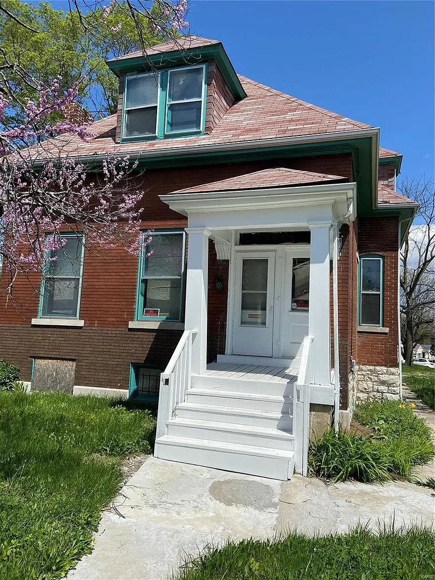 1913 McLaran Ave photo 1