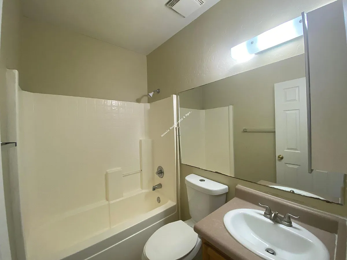 Building Photo - 7047 S 6th Ave #1