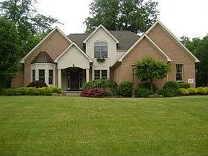 160 Country Club Dr SE photo 1