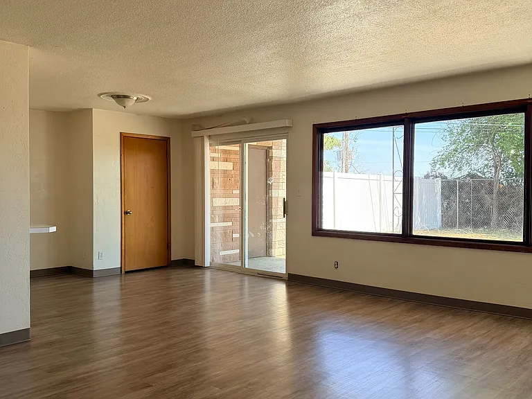 539 W Crest Dr #6 — Photo 16