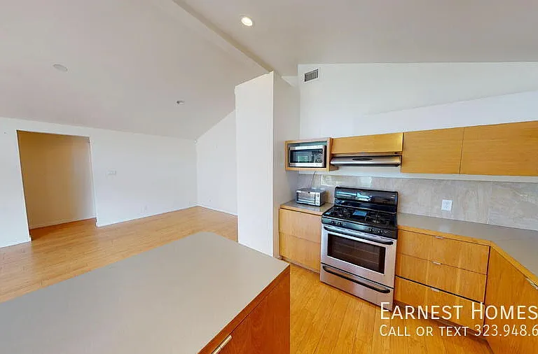 2577 S Bundy Dr — Photo 7