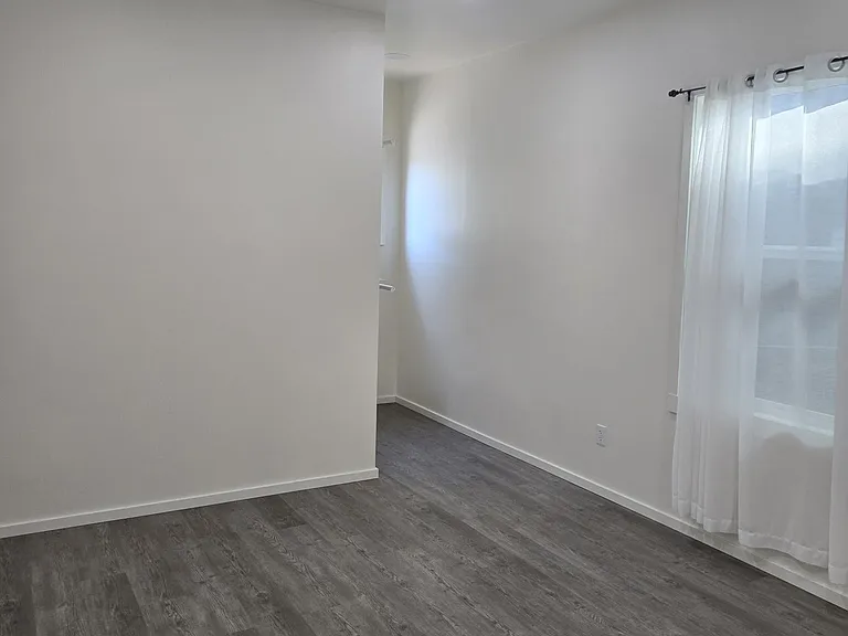 927 W Mercury St — Photo 2