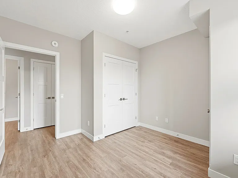 105 Oxford St — Photo 17