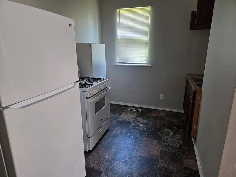 1008 W 1st St — Photo 9