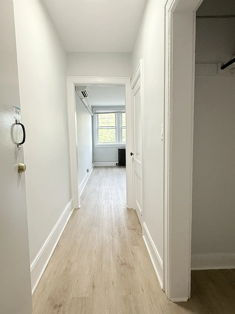 Building Photo - 74 Hanna St W #8