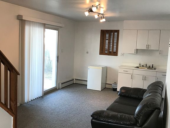 Foyer, wet bar kitchenet, 12'x24'
slider access to patio