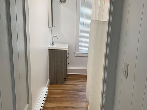 bathroom with tub/shower combo